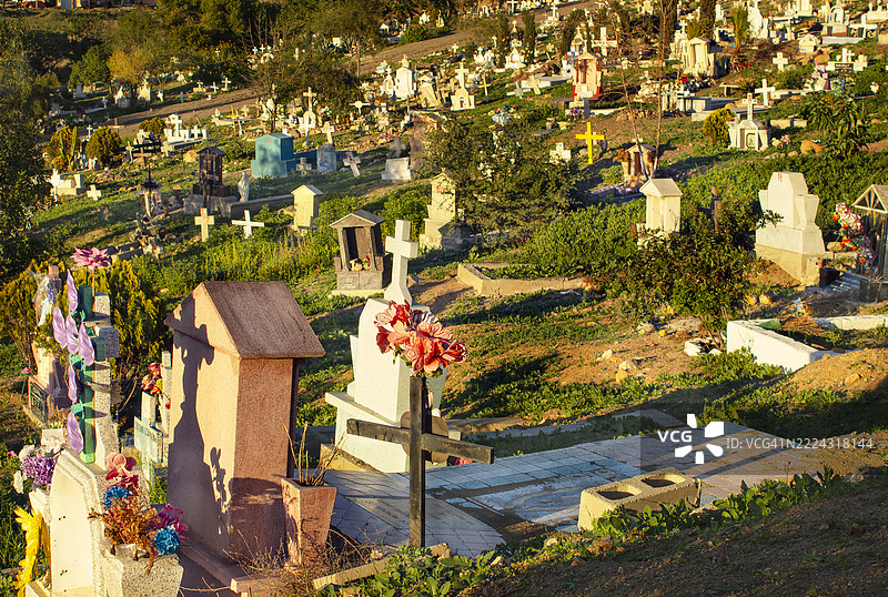 蒂华纳的工人阶级墓地在日落时分图片素材