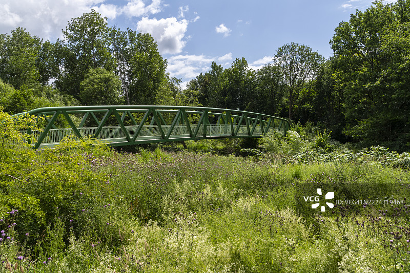英格兰大曼彻斯特斯托克波特的戈伊特河上的人行天桥图片素材