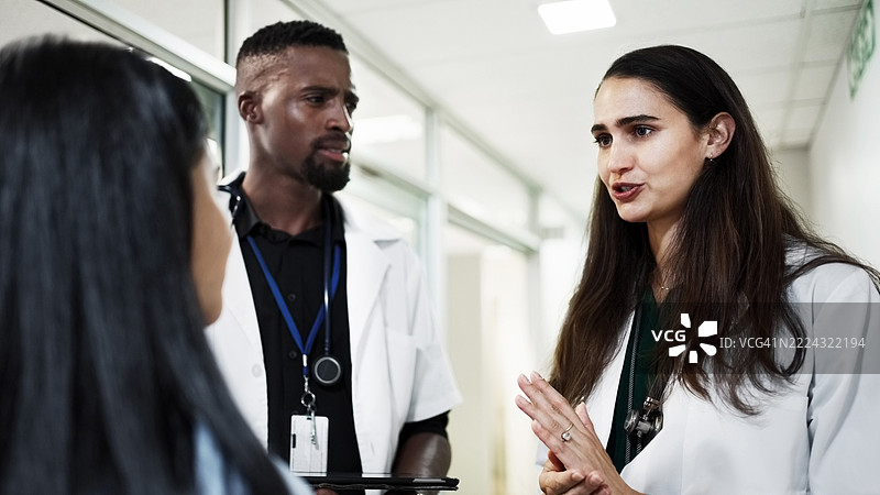 医生和护士在医院走廊讨论图片素材