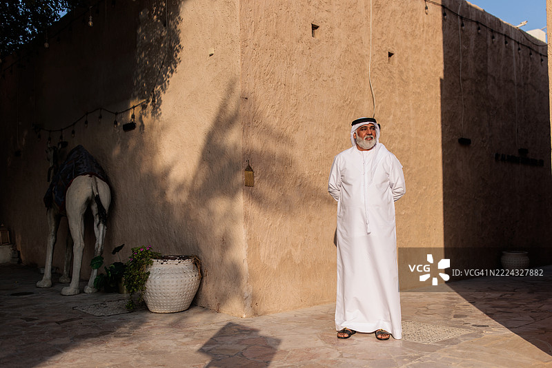 迪拜文化区的阿联酋男子穿着坎杜拉图片素材