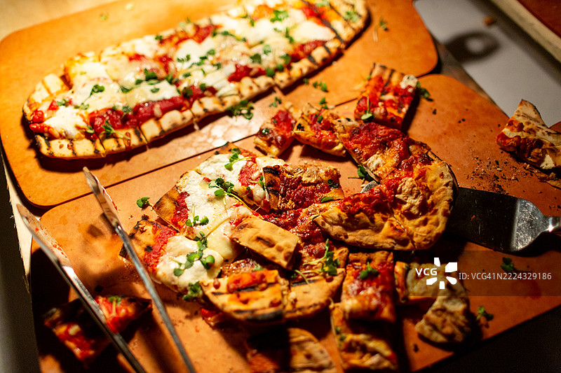 各种平底面饼披萨放在木板上图片素材