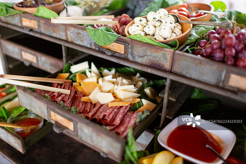 肉类和奶酪拼盘展示图片素材