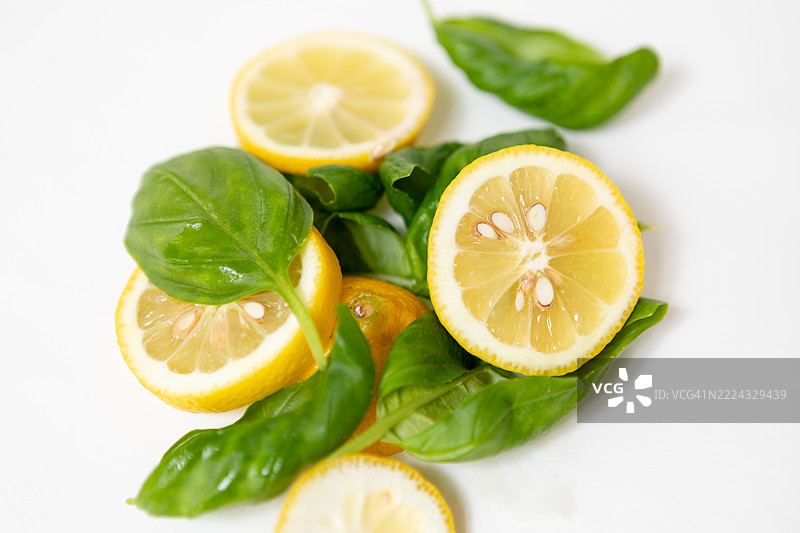 新鲜罗勒和柠檬的摆放图片素材