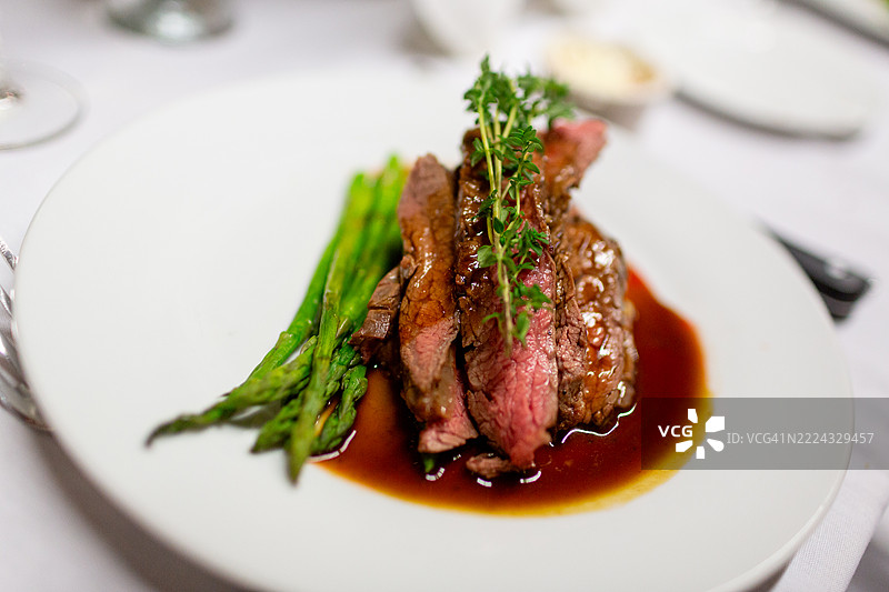 牛排配芦笋和浓缩肉汁图片素材