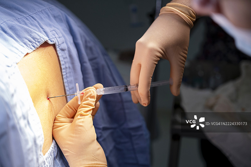 患者接受脊柱注射治疗图片素材