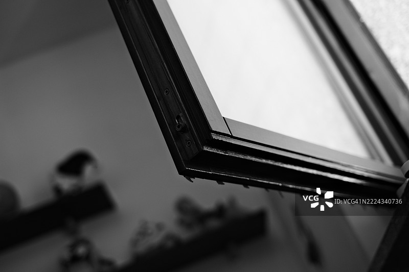 黑白开放窗户：设计、光线与新视角图片素材