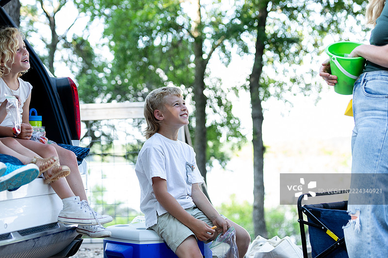 快乐的家庭为一次有趣的户外冒险打包行李图片素材