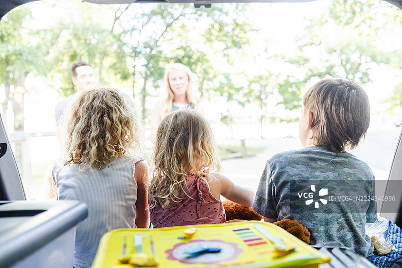 一家人准备去度假，孩子们在车里图片素材