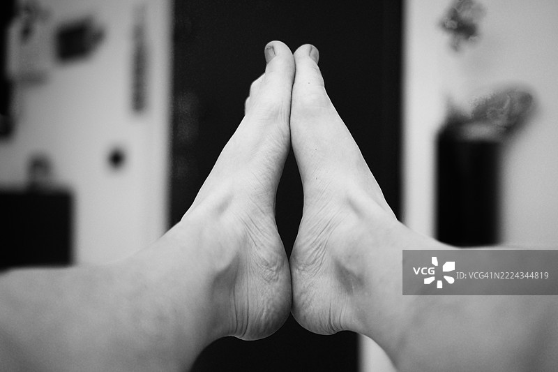 和谐的双足：黑白中的平衡、健康与放松图片素材