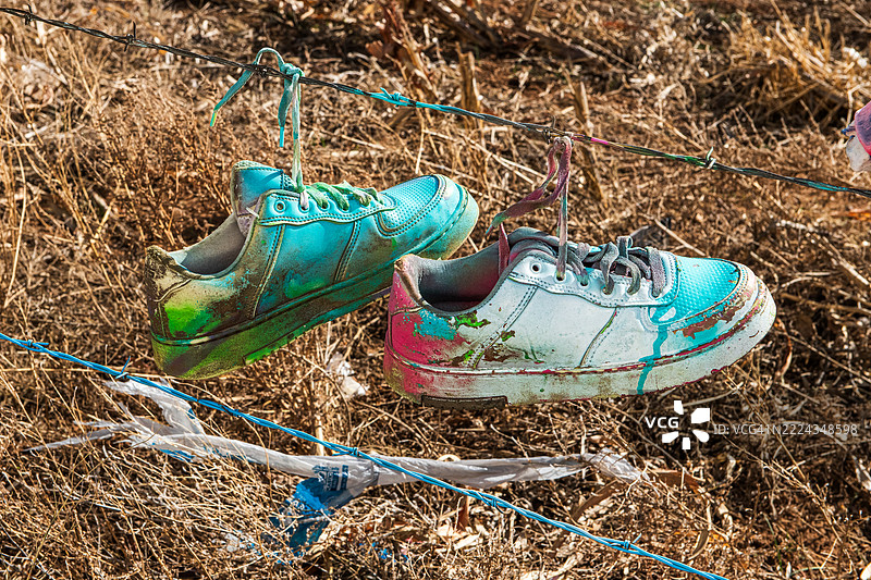 鞋子和其他纪念品挂在卡迪拉克牧场边界的公共围栏上图片素材