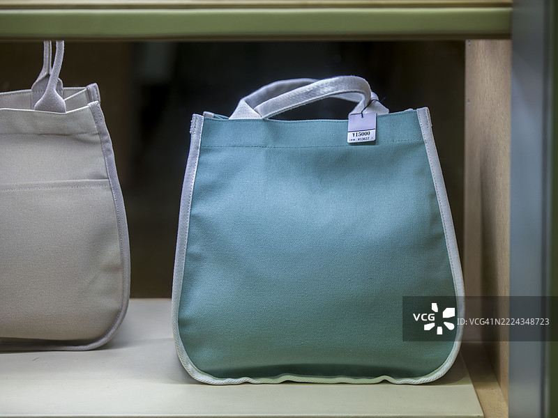 货架上的帆布手提袋图片素材