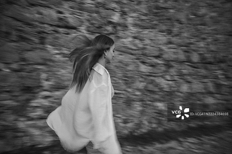 海边日落时的卡斯凯什女性图片素材