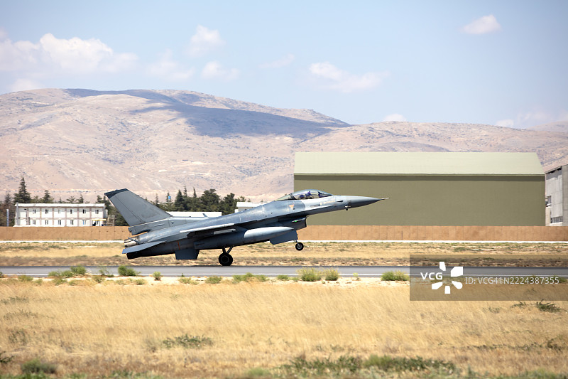 飞机排队准备起飞图片素材