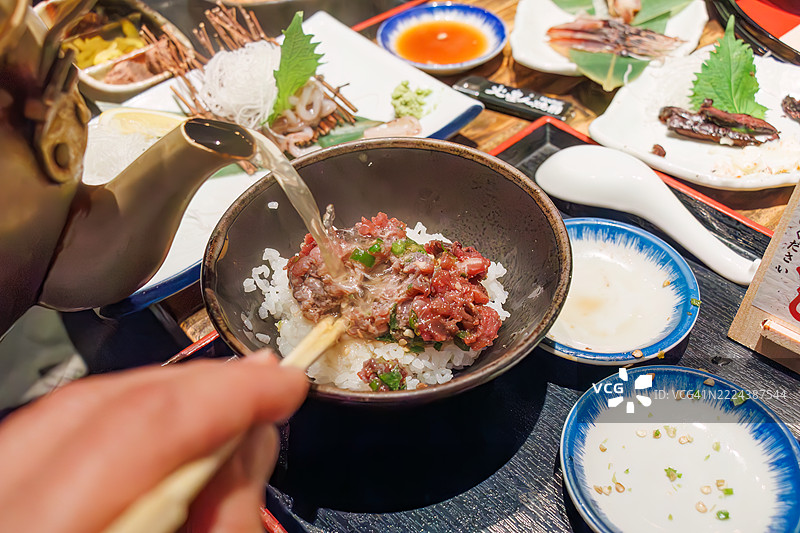 他们的特色是一份生 minced “Uzuwa”的套餐。首先，我们将其作为生鱼片品尝，然后放在米饭上制作成一碗饭。最后一道菜是茶泡饭，即一碗米饭上浇上高汤。图片素材