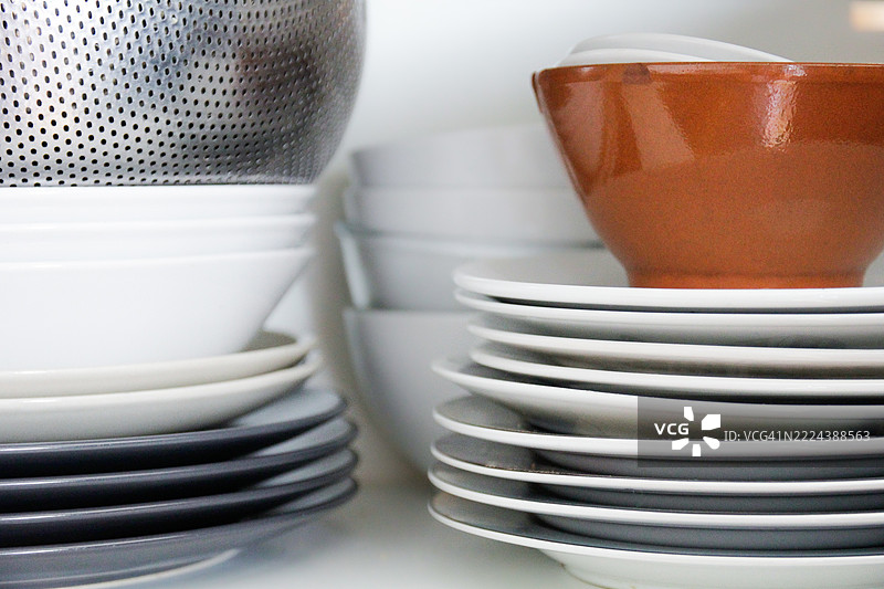 橱柜里的盘子和碗图片素材