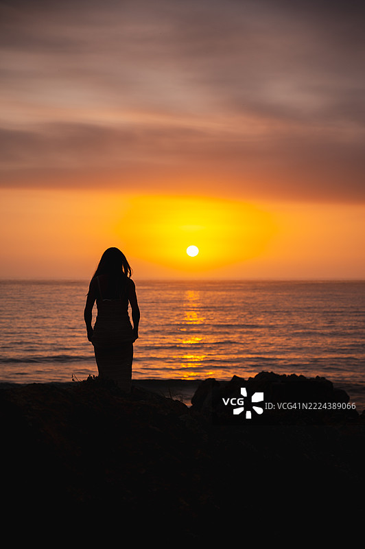海边日落时分的卡斯凯什女子图片素材