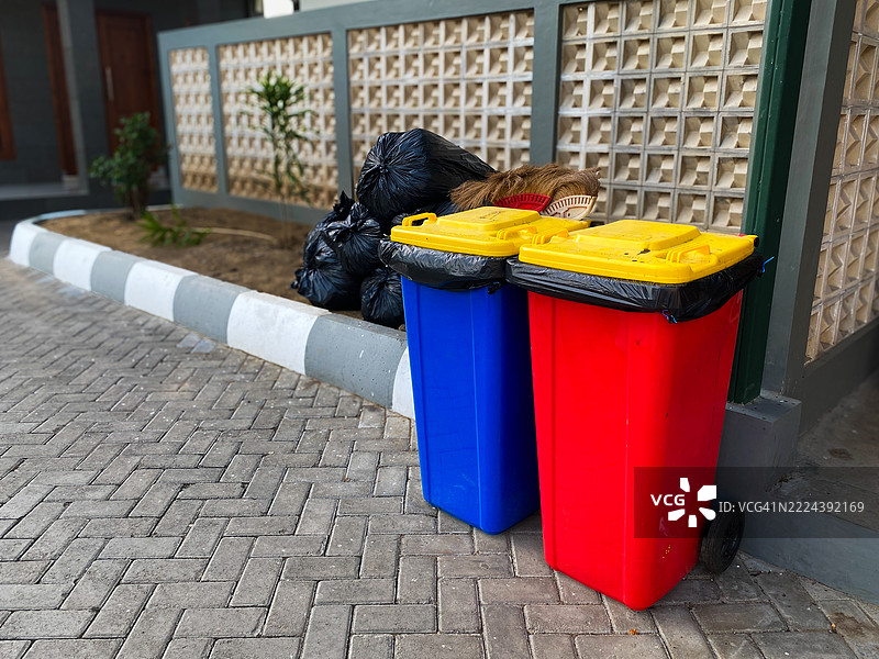 住宅区的垃圾桶图片素材