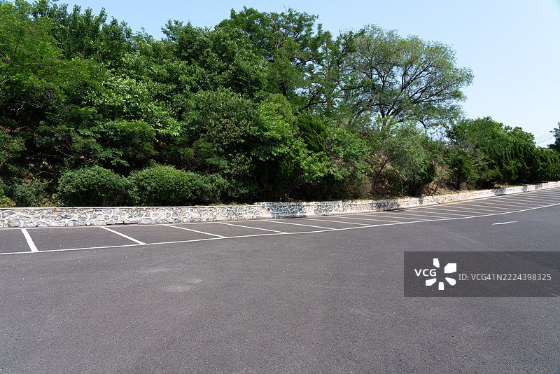 空荡荡的停车场图片素材