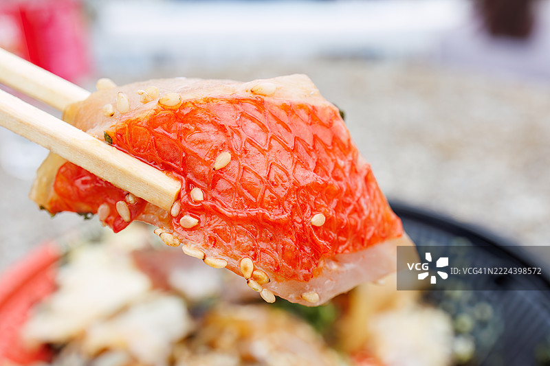 一碗米饭上放着一碗金目鲷(Splendid alfonsino, Beryx splendens)和来自小笠原的当地鱼(新鲜鱼稍微用高汤和酱油腌制后放在米饭上)。图片素材