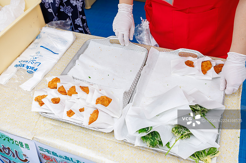 炸“梅子”(一种黄鳍金枪鱼的幼鱼)和“明日叶”(一种伞形科植物)的天妇罗被端上。图片素材