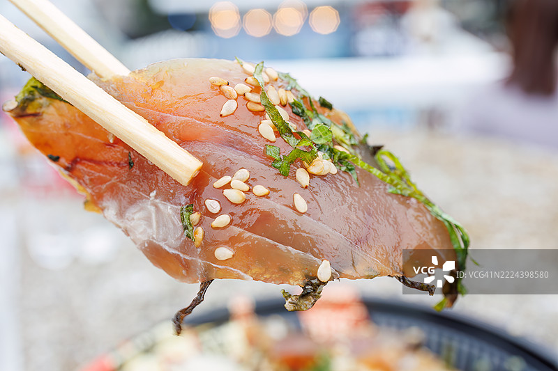 一碗米饭上放着一碗金目鲷(Splendid alfonsino, Beryx splendens)和来自小笠原的当地鱼(新鲜鱼稍微用高汤和酱油腌制后放在米饭上)。图片素材