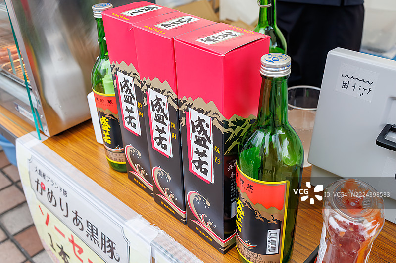 饮用“岛烧酒”，这是伊豆群岛的特产。图片素材