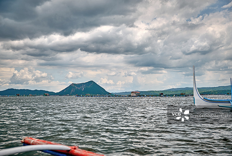 塔尔火山岛，位于塔尔湖中央，从水上的船上看到。图片素材