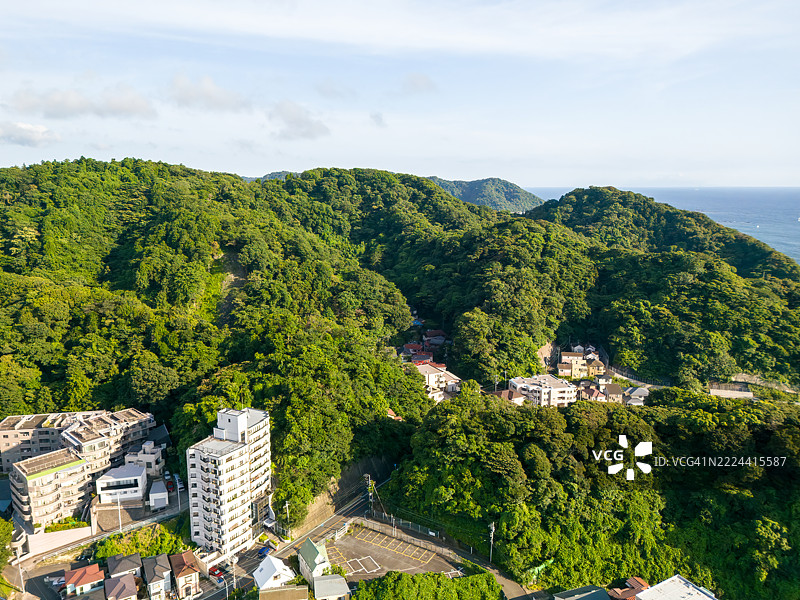 从逗子海滩俯瞰逗子和叶山的山脉与城镇。图片素材