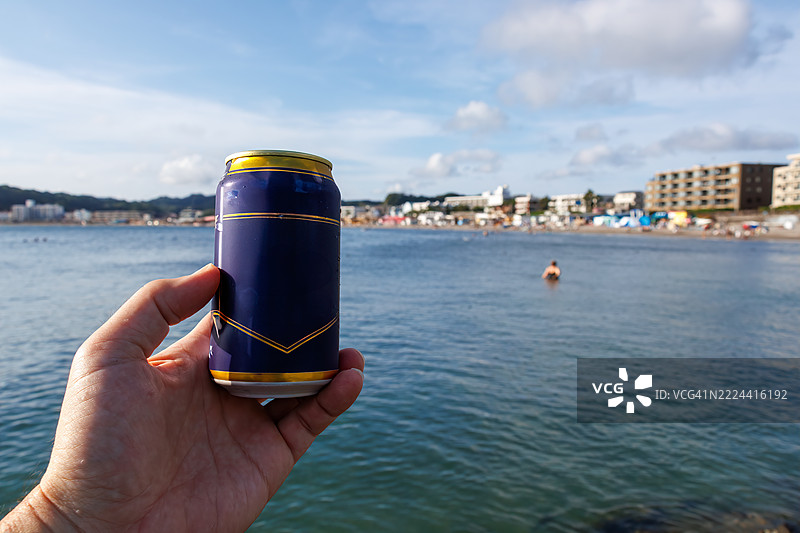 他们在防波堤上喝啤酒、起泡酒和烧酒。图片素材