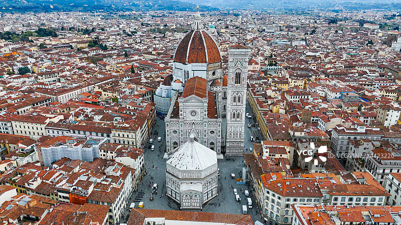 佛罗伦萨大教堂的鸟瞰图，标志性的圣玛丽亚大教堂和乔托钟楼，以及周围的红瓦屋顶，托斯卡纳地区的历史建筑和文艺复兴遗产，旅游和旅行概念图片素材