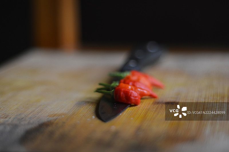 辣椒和刀在切菜板上图片素材