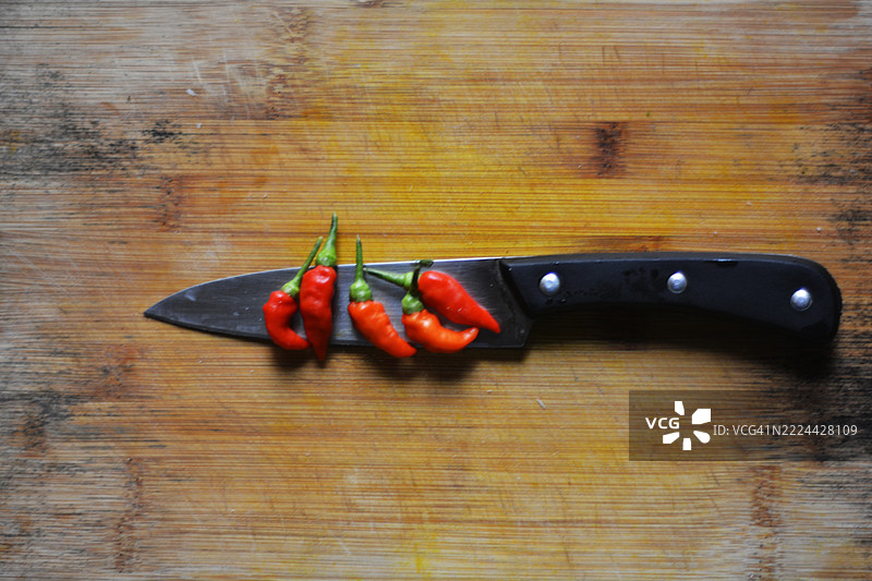 辣椒和刀在切菜板上图片素材