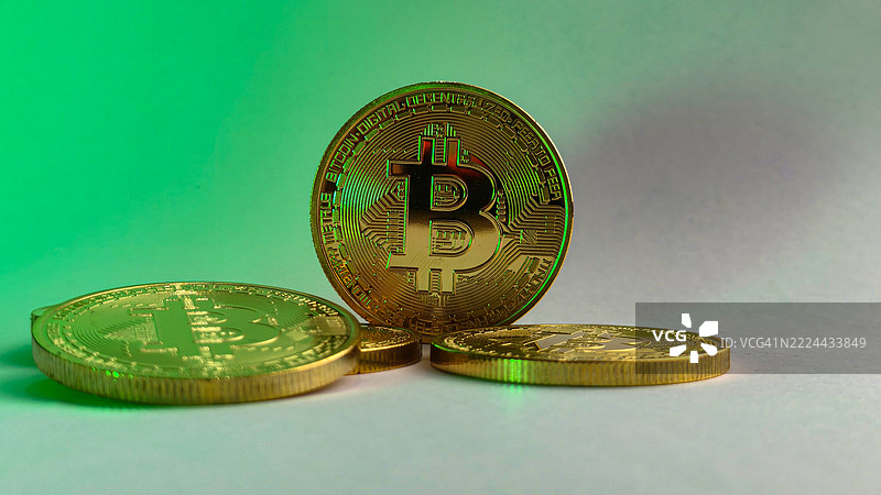 比特币在灰色背景前展示图片素材