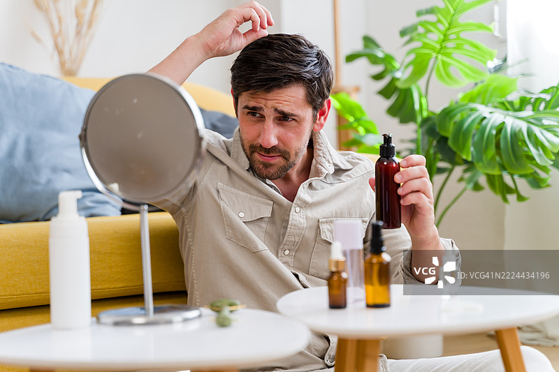 男人在家思考护发方案图片素材