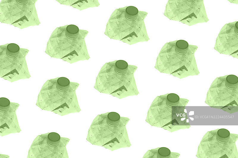 皱巴巴的绿色塑料瓶放在白色背景上，提升塑料污染意识图片素材