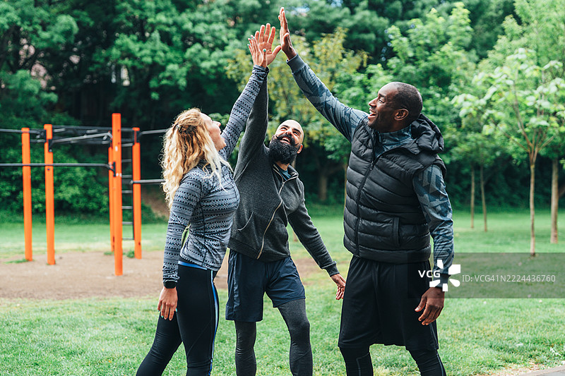 一群朋友一起享受户外健身和锻炼的乐趣图片素材