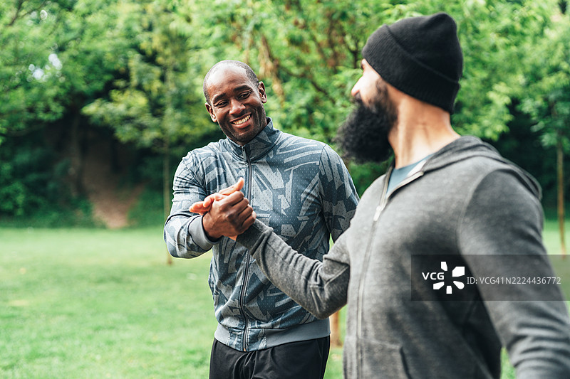 两位朋友在户外成功训练后握手问候彼此图片素材