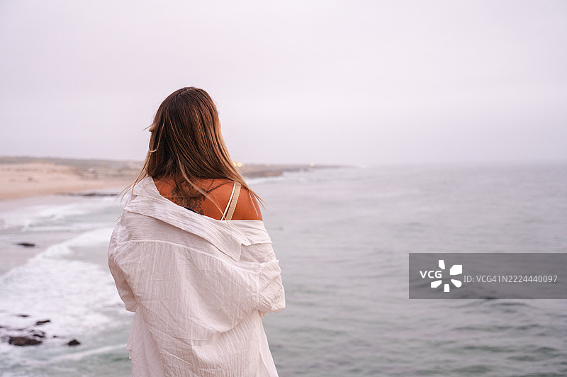 海边日落时分的卡斯凯什女子图片素材