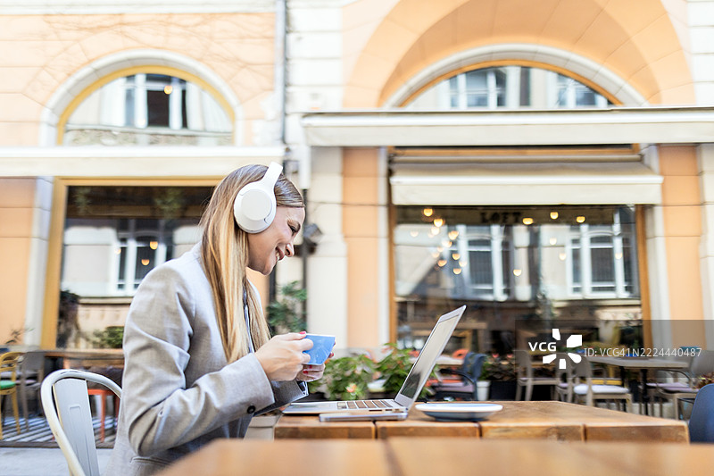 参与在线会议的女性图片素材