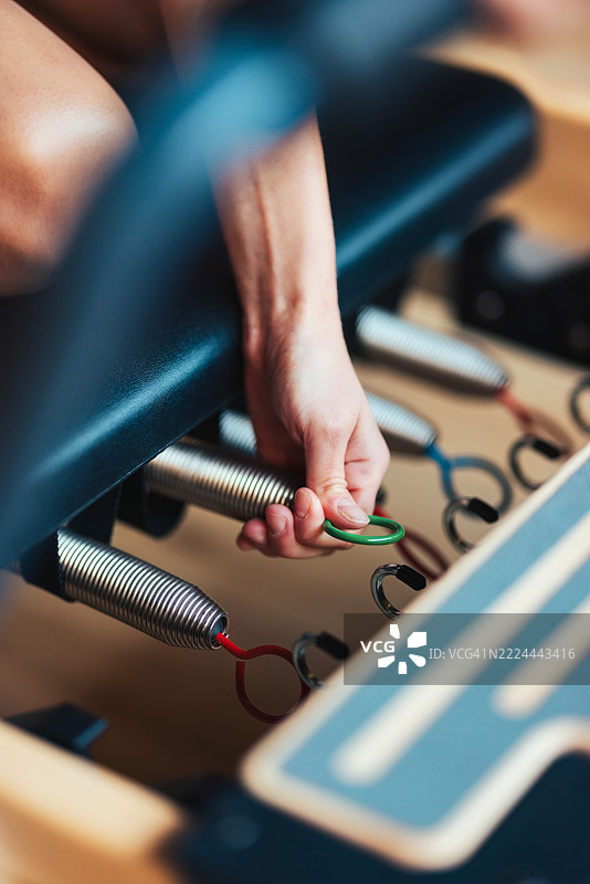 普拉提练习中对改革者弹簧的精准调整图片素材