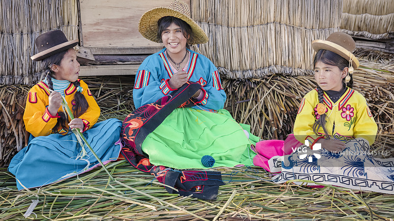 秘鲁女孩在的的喀喀湖乌罗斯浮岛上刺绣图片素材