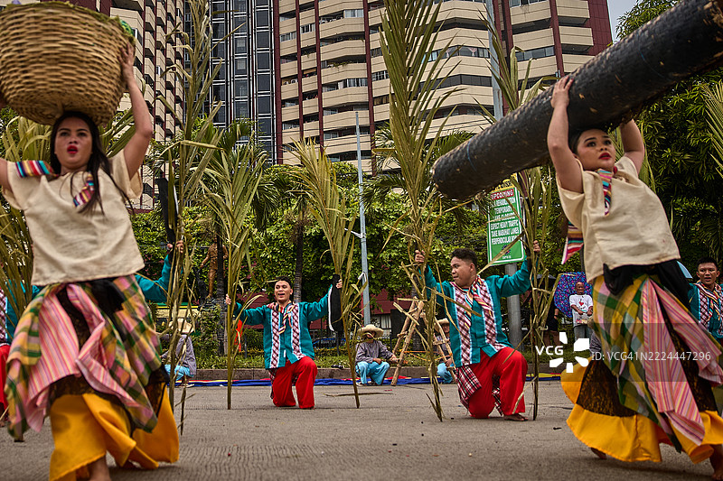 阿尔辛科·德·诺维恩布雷节的舞者。图片素材