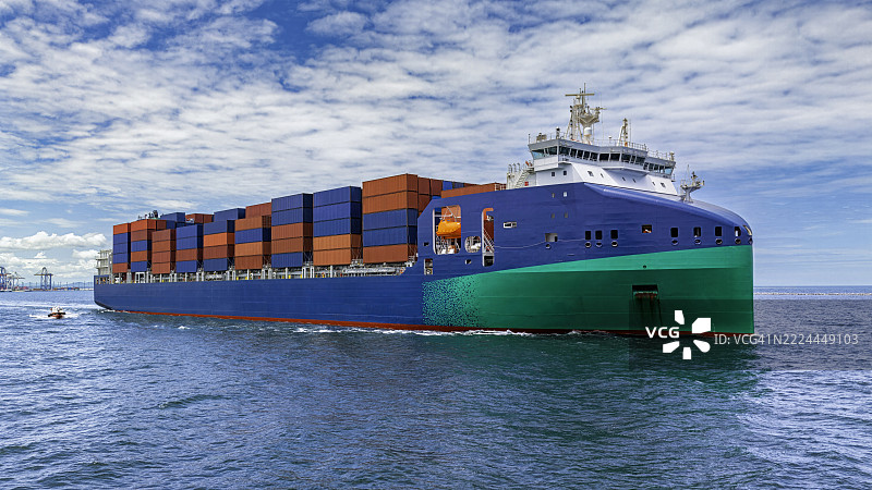 航拍视角的集装箱船，涉及进出口业务和物流。图片素材