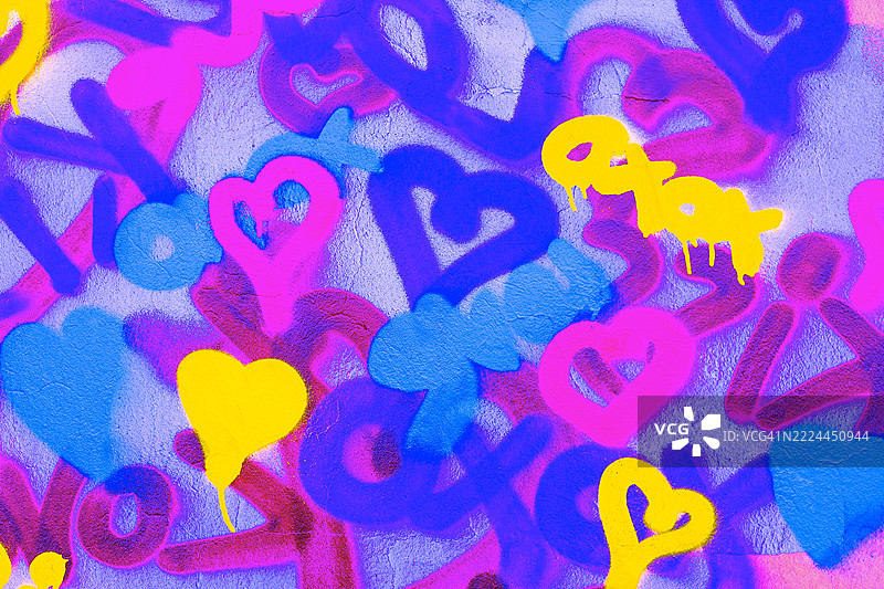 充满活力的涂鸦心形图案，采用霓虹蓝、粉色和黄色，适合90年代和Y2K美学图片素材