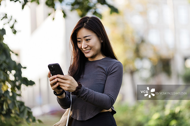 运动女性在查看她的智能手表图片素材