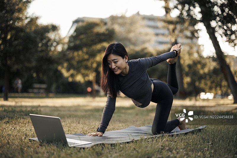 公园里的在线瑜伽课图片素材