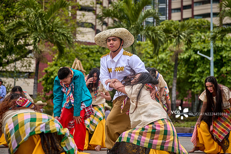 阿尔辛科·德·诺维恩布雷节的舞者。图片素材