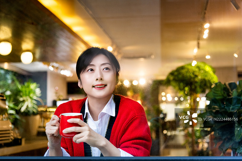 美丽的女人在咖啡馆喝咖啡图片素材