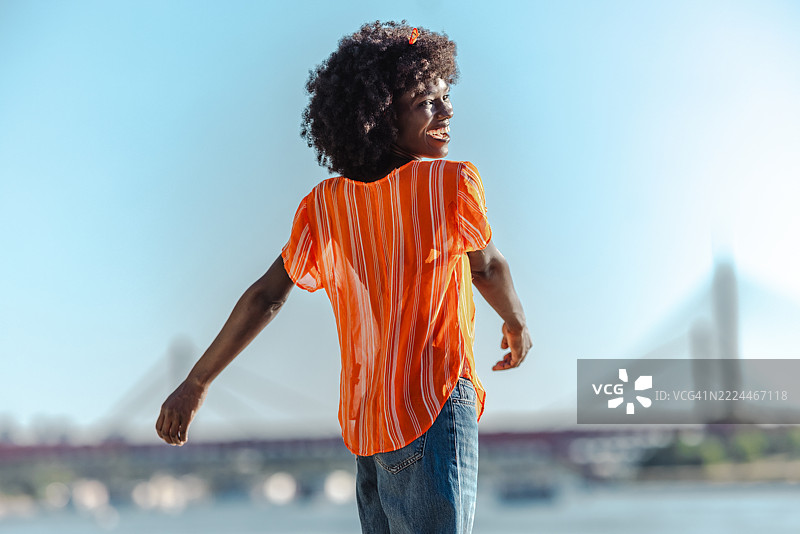 愉快的人在河边享受阳光明媚的一天图片素材