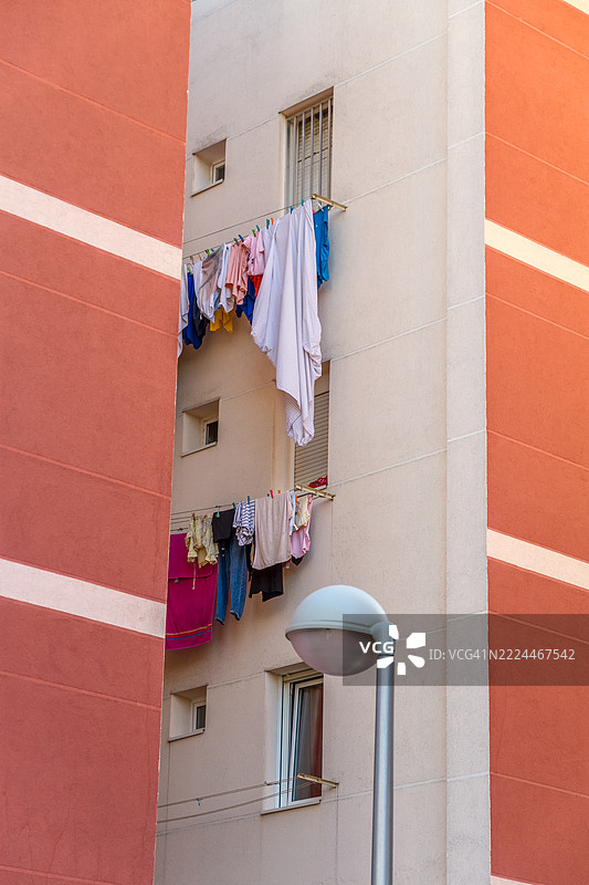建筑庭院中晾晒的衣物图片素材